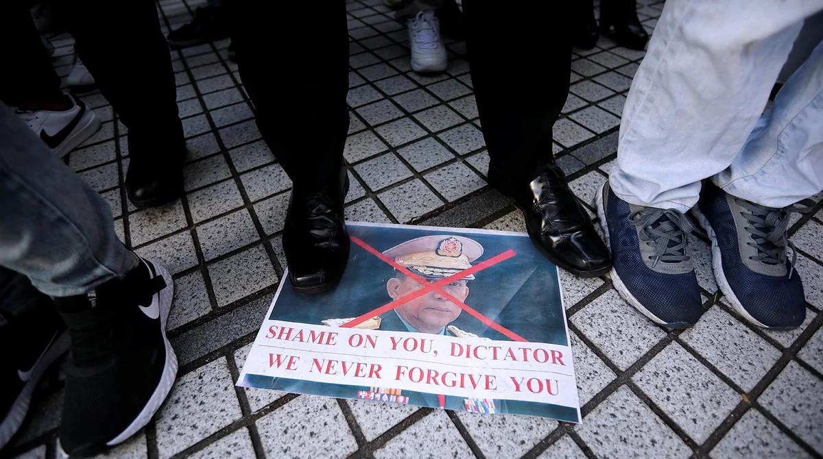 Myanmada hərbçilər 11 naziri vəzifədən kənarlaşdırıb