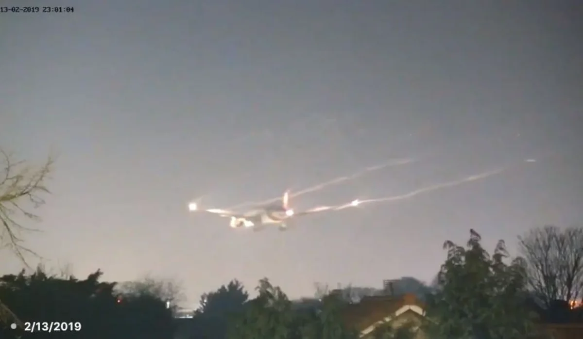 Самолет авиакомпании Thai Airways совершил внеплановую посадку в Лондоне - ВИДЕО