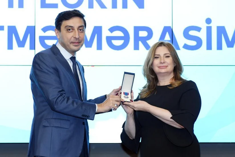 Fərid Qayıbov təltif olunmuş şəxslərə mükafatları təqdim edib
