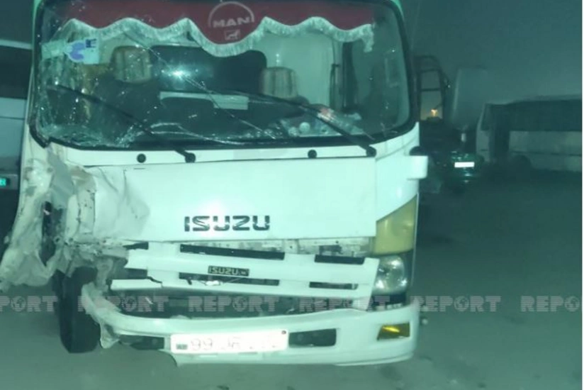 Bakıda evakuator maşını minik avtomobili ilə toqquşub, ölən var