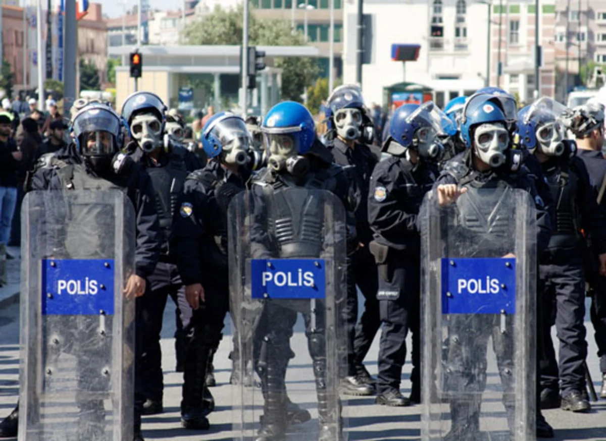 Türkiyənin bir sıra şəhərlərində 200-dən çox polis əməkdaşı saxlanılıb