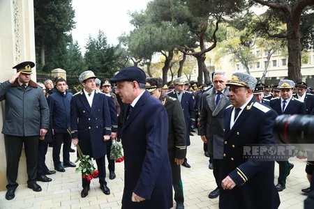 Azərbaycan xalqı Fəxri xiyabanda Ümummilli Liderin məzarını ziyarət edir