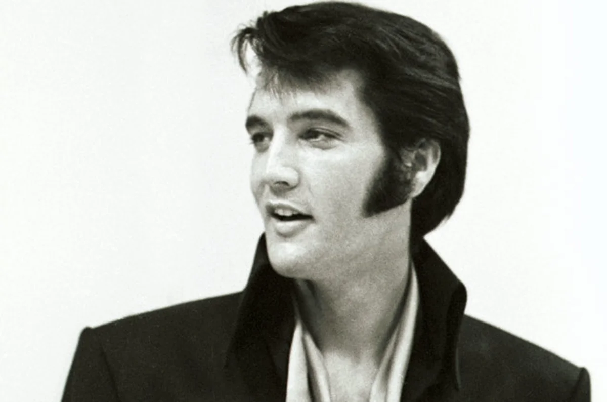 Tramp Elvis Preslini ölümündən sonra medalla təltif edib