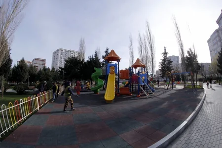Prezident və birinci xanım Yeni Yasamal yaşayış massivindəki istirahət parkında yenidənqurmadan sonra yaradılan şəraitlə tanış olub