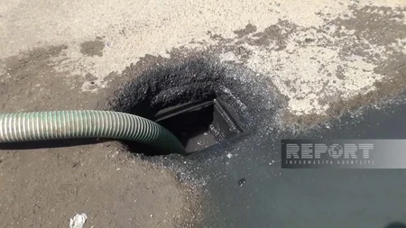 Cəlilabad şəhərinin mərkəzində çirkab suyu küçəyə axıdılır