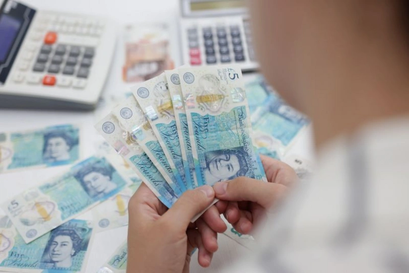 Фунт достиг двухнедельного максимума против доллара