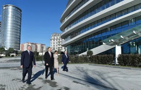 Prezident İlham Əliyev “Bakı Ağ Şəhər”in inşası başa çatan ofis binası ilə tanış olub