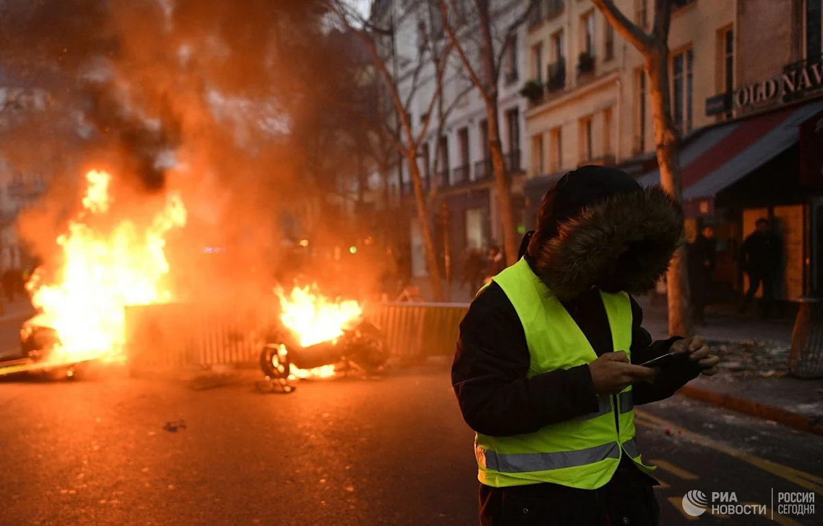 Fransada etirazçılar polis məntəqəsinə daxil olublar