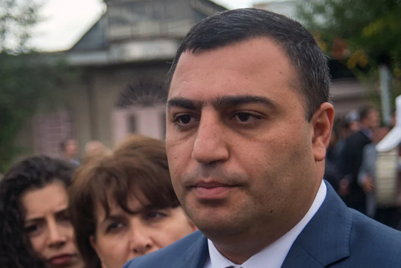 Машина мэра Эчмиадзина обстреляна, его политический оппонент избит