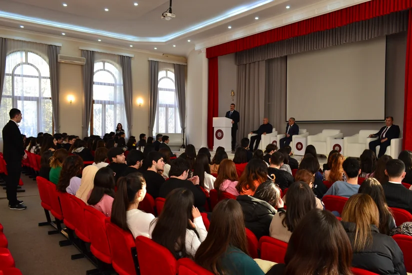 Prezident seçkilərində ilk dəfə səs verəcək tələbələrlə maarifləndirici seminarlar keçirilir