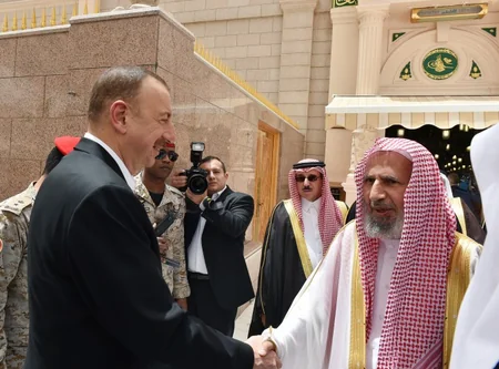 ​İlham Əliyev Mədinədə Peyğəmbər məscidini ziyarət edib