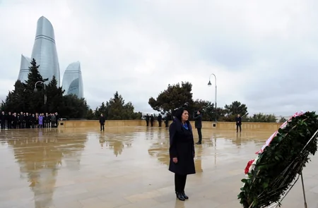 Gürcüstan Prezidenti Fəxri və Şəhidlər xiyabanlarını ziyarət edib