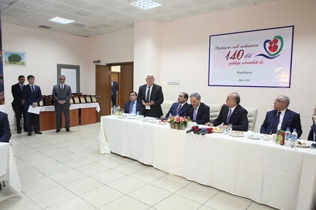 Səlim Müslümov jurnalistləri mükafatlandırıb