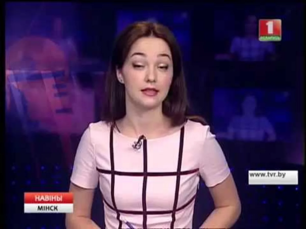 Наглая муха атаковала телеведущую - ВИДЕО