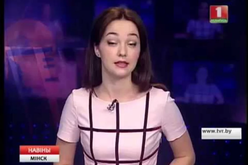 Наглая муха атаковала телеведущую - ВИДЕО