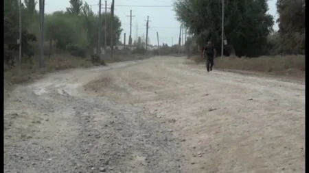 Sabirabadda 2,5 km-lik yol problemi: şagirdlər dərsə, xəstələr həkimə vaxtında gedə bilmir - REPORTAJ