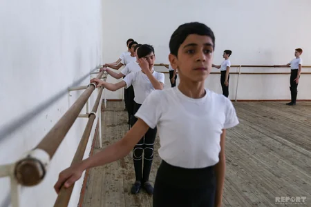 Musiqi səsləri, dəhlizdə gəzişən kiçik balerinalar - REPORTAJ