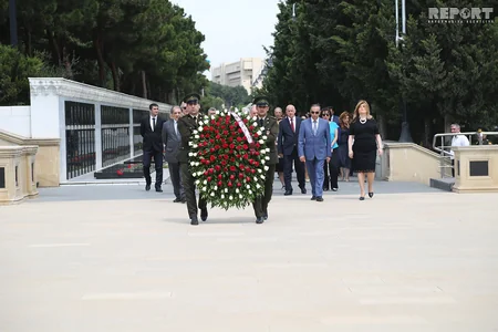 Səhiyyə işçiləri Fəxri xiyabanı və Şəhidlər xiyabanını ziyarət edib - FOTO