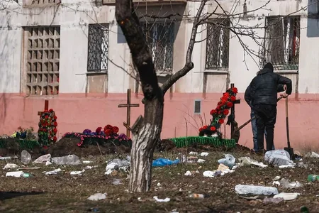 В Мариуполе жители хоронят своих родственников на улицах