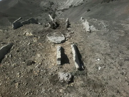 Böyük Qafqaz dağları silsiləsində daş-qutu qəbirlər aşkarlanıb - FOTOREPORTAJ