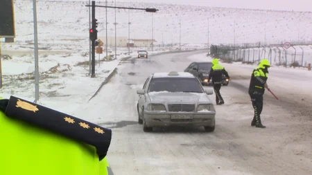 Polis köməksiz vəziyyətdə qalan sürücü və sərnişinlərə kömək edib