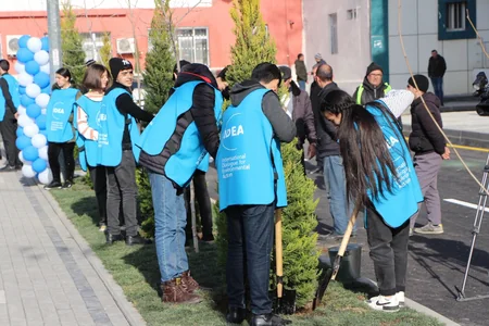 Yevlaxda 600 nəfərin yaşadığı həyət abadlaşdırılıb