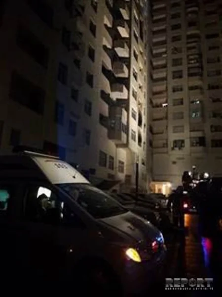 Bakıda binada 2 nəfərin xəsarət alması ilə nəticələnən yanğın baş verib, sakinlər təxliyə edilib - FOTO