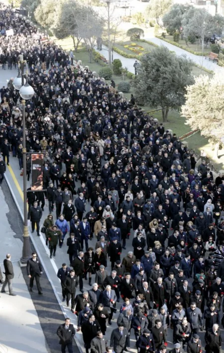 Xocalı soyqırımının 25-ci ildönümü münasibətilə Bakıda Prezident İlham Əliyevin iştirakı ilə yürüş keçirilib - YENİLƏNİB