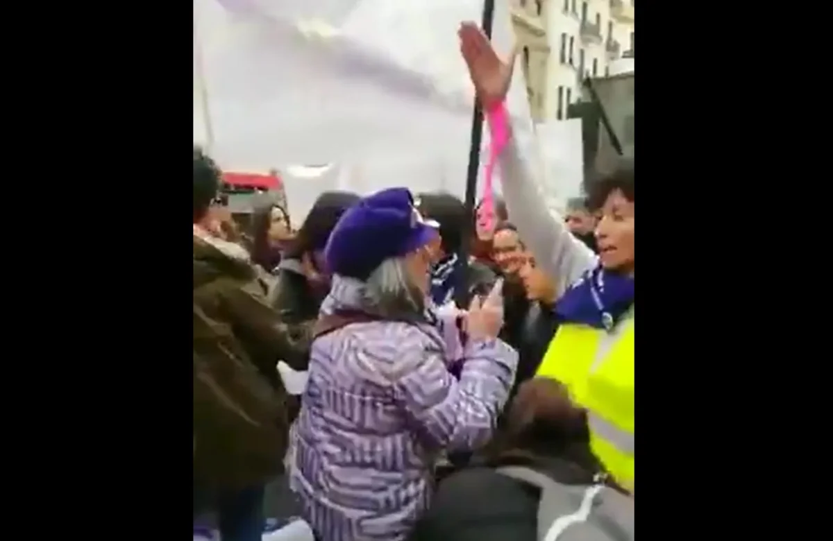 İspaniyada qadınlar feministləri döydü - VİDEO
