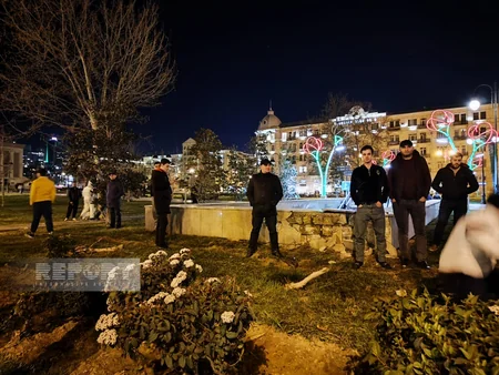 Bakıda “Prius” əvvəlcə dirəyə, daha sonra keçidə çırpılıb