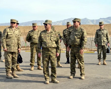 Müdafiə naziri cəbhəboyu zonada yeni tikilən hərbi şəhərcikdəki inşa işlərinin gedişatını yoxlayıb