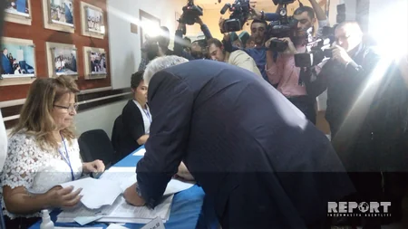 Oqtay Əsədov referendumda səsvermə hüququndan istifadə edib