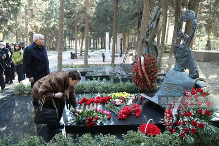 Rüstəm İbrahimbəyovun qəbirüstü abidəsinin açılışı olub