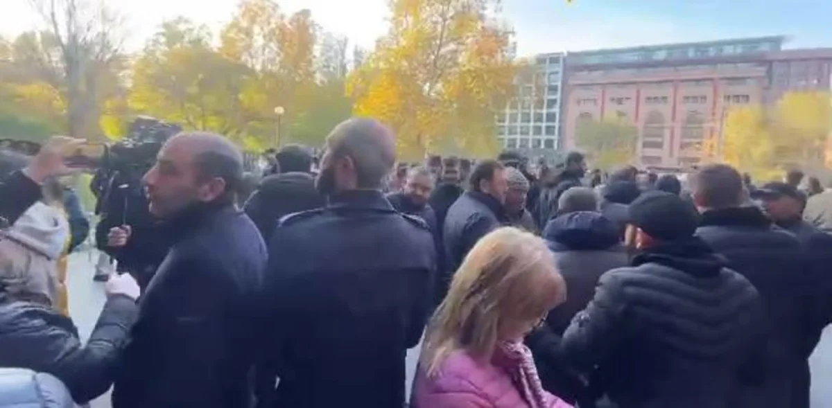 В Ереване перед зданием правительства проходит акция протеста