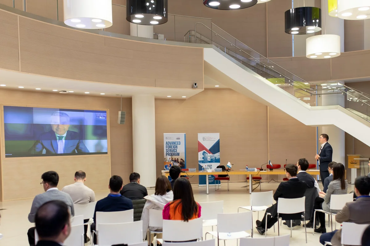 Israeli MFA official conducts training for Azerbaijani diplomats