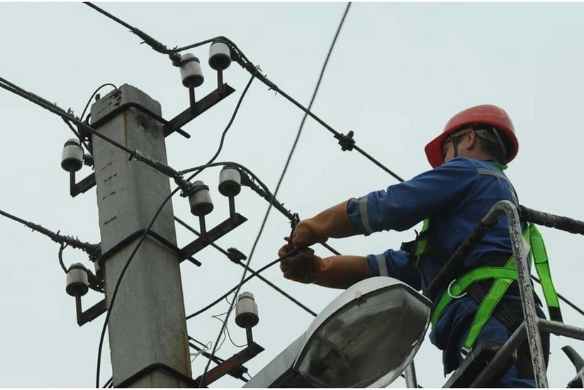 Azərişıq əməkdaşı elektrik dirəyindən yıxılaraq ölüb