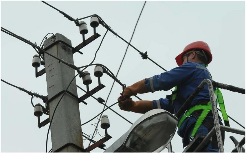 Azərişıq əməkdaşı elektrik dirəyindən yıxılaraq ölüb