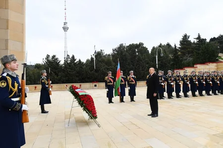 Prezident İlham Əliyev Şəhidlər xiyabanını ziyarət edib - FOTOLAR - YENİLƏNİB