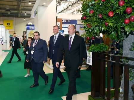 Prezident İlham Əliyev XXV Azərbaycan Beynəlxalq Qida Sənayesi və XIII Azərbaycan Beynəlxalq Kənd Təsərrüfatı sərgiləri ilə tanış olub - YENİLƏNİB
