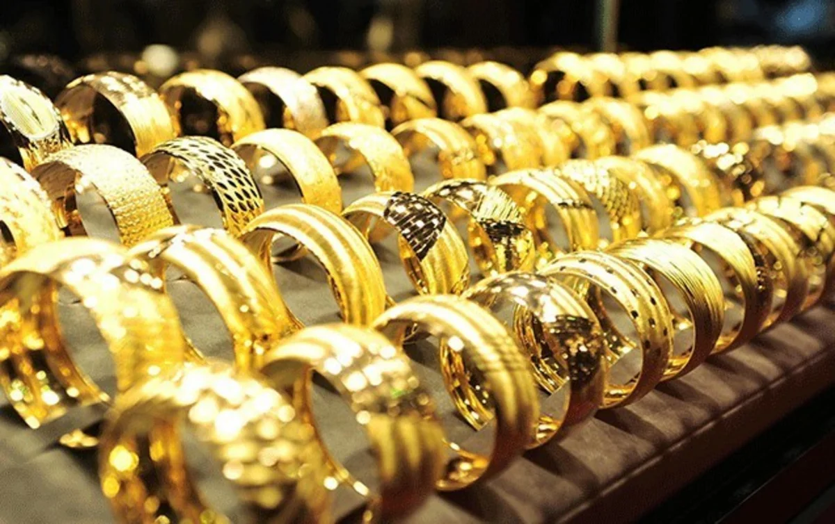 Gold prices decline slightly