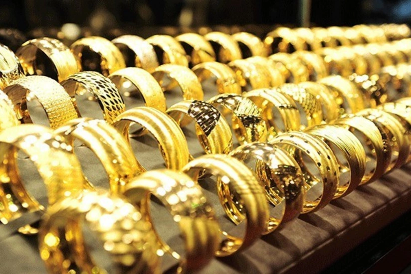 Gold prices decline slightly