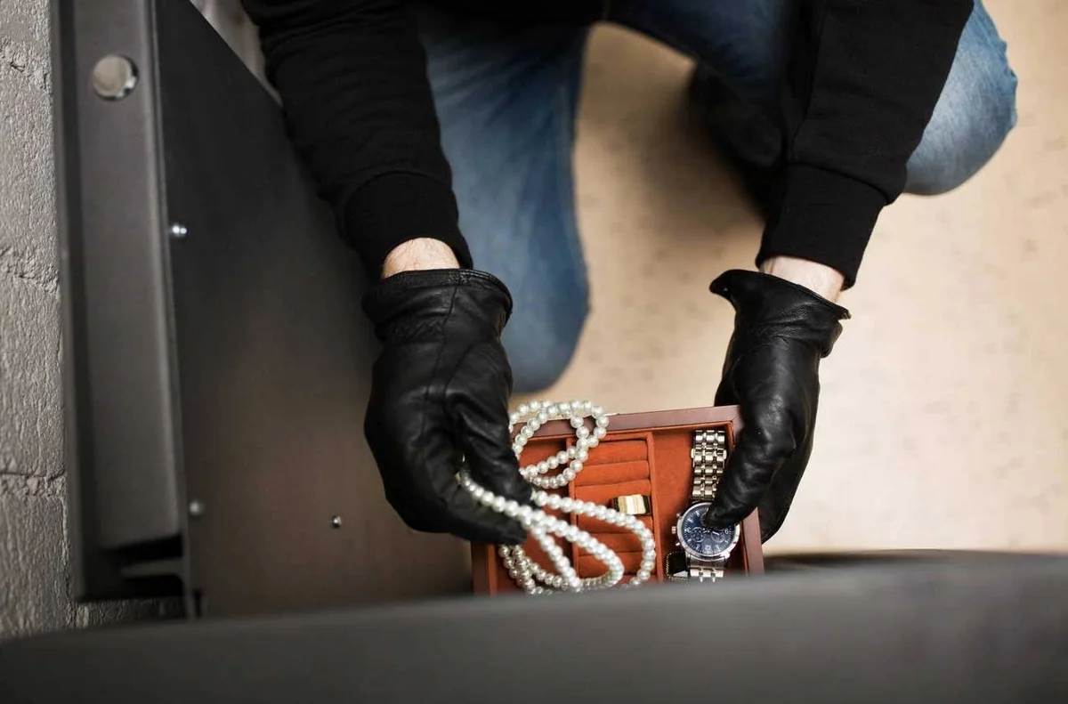 Ucarda qardaşlar evdən 2 min manatlıq qızıl saat oğurlayıb