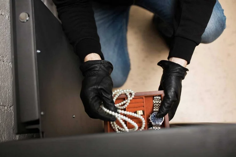 Ucarda qardaşlar evdən 2 min manatlıq qızıl saat oğurlayıb