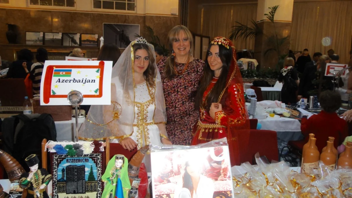 Azərbaycan Baş Konsulluğu Sankt-Peterburqda keçirilən beynəlxalq xeyriyyə yarmarkasında iştirak edib