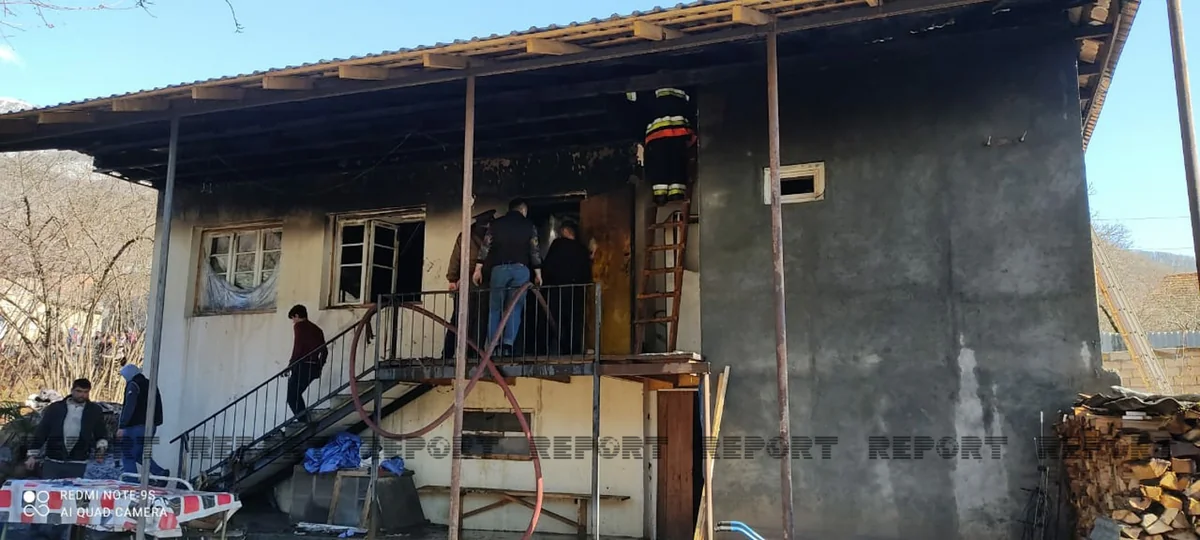 Qaxda yaşayış evi yanıb
