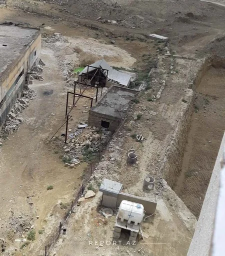 Suraxanıda yaşayış binasının yanında daş sexi işləyir