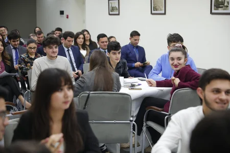 “Gənclər üçün şəhər mühiti” mövzusunda debat keçirilib