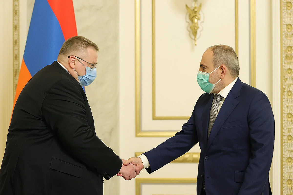 Пашинян обсудил с Оверчуком вопросы разблокирования коммуникаций в регионе