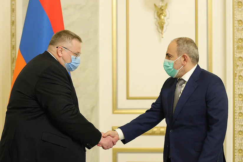 Пашинян обсудил с Оверчуком вопросы разблокирования коммуникаций в регионе
