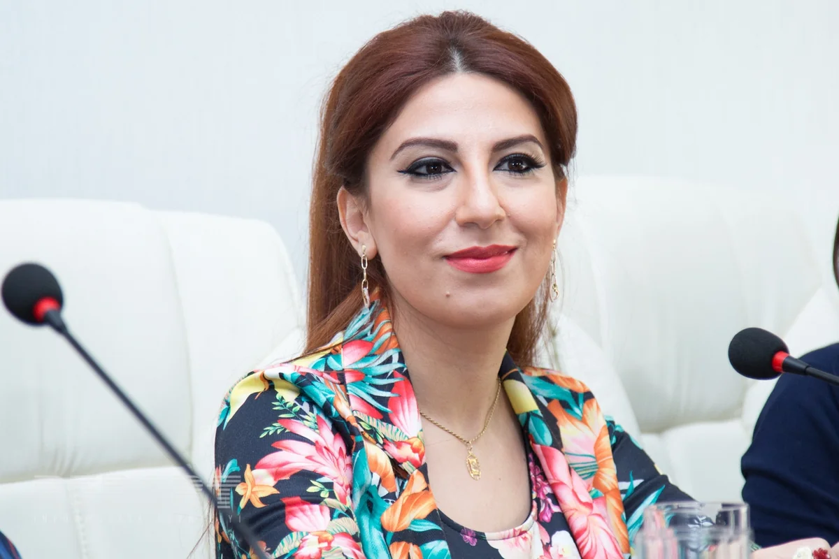 Fidan Hajiyeva sings duet of Veli and Telli in three languages